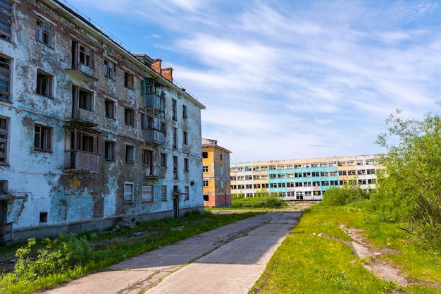 Foto casas vazias no assentamento abandonado de komsomolsky. vorkuta, rússia.