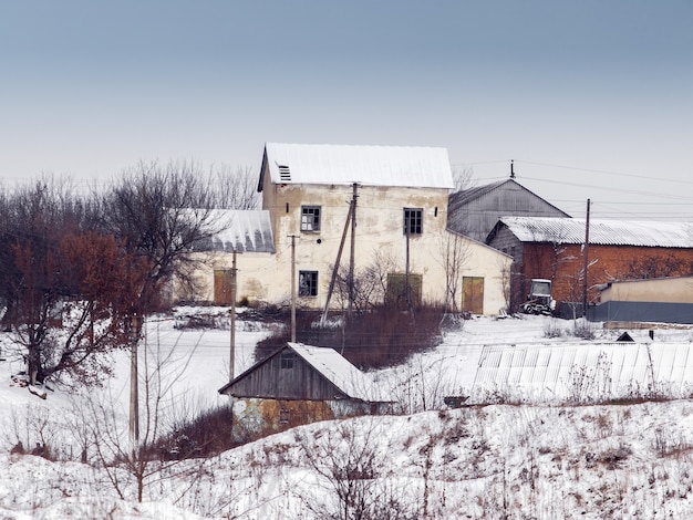 Casas velhas abandonadas na aldeia no inverno