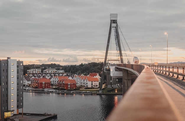 casas vermelhas e brancas na baía de Stavanger Noruega