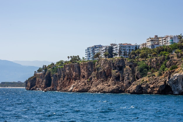 Casas y villas en un acantilado a orillas del mar de la Tierra Media en Antalya, Turquía