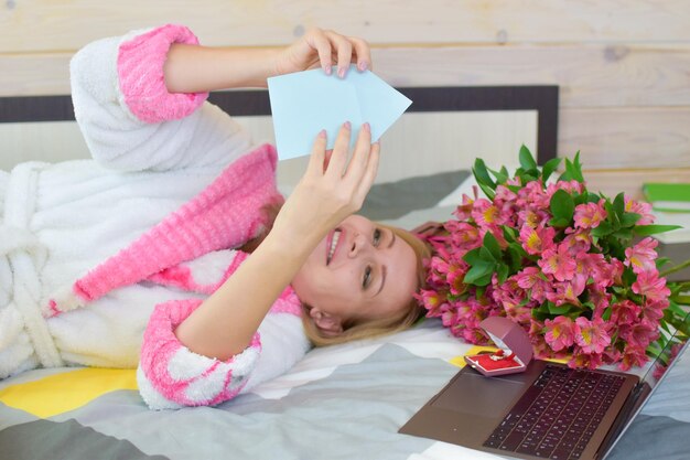 cásate conmigo anillo de bodas en caja de regalo con flores niñas con anillo de bodas