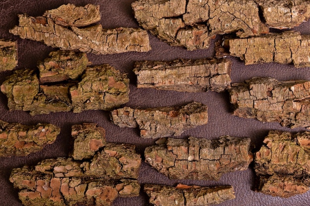 Casca de árvore fundo natural papel de parede pano de fundo Pedaços naturais marrons de casca de madeira em couro