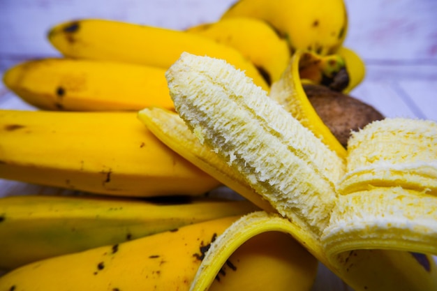 casca de banana em fundo de madeira