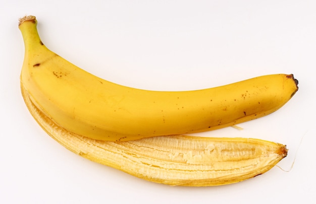 Casca de banana em uma superfície branca