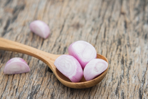 Casca de cebola vermelha na colher de pau para cozinhar comida de ingrediente