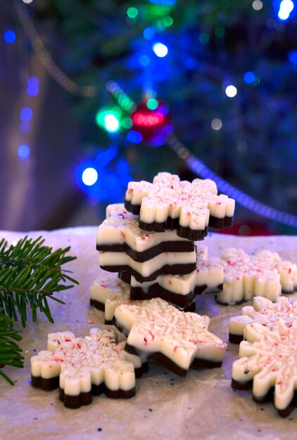 Casca de chocolate de férias com chocolate escuro e branco no fundo festivo de natal