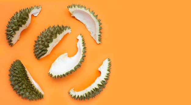 Casca de durian na superfície da laranja