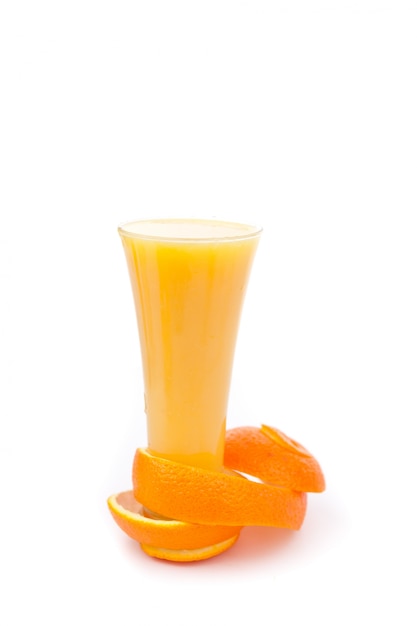 casca de laranja na base de um copo cheio