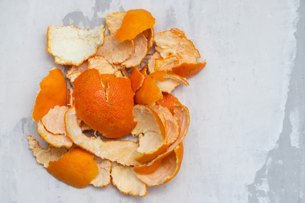 Casca de laranja na superfície branca