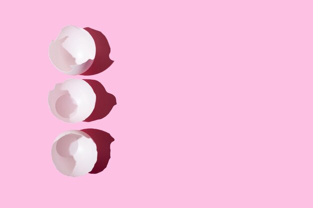 Casca de ovo branca em uma vista de fundo rosa de cima
