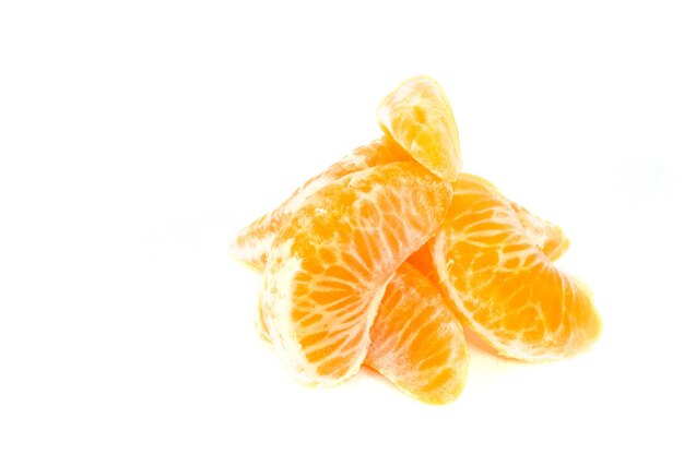 Casca de tangerina laranja tangerina ou fatia de tangerina isolada em fundo branco Fotos aproximadas de frutas cítricas frescas