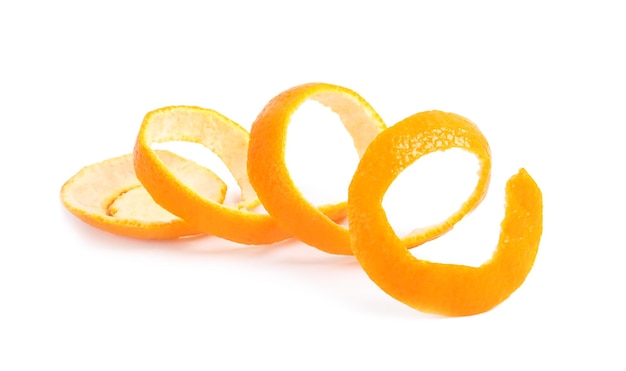 Casca de tangerina madura no fundo branco