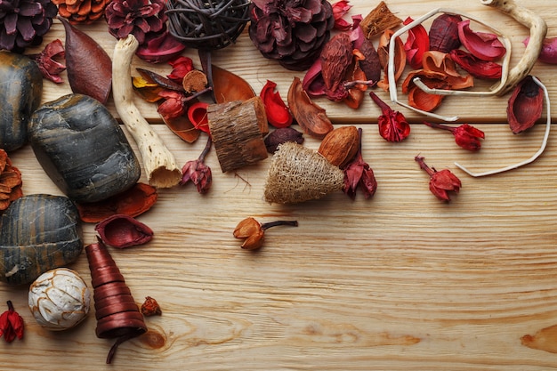 Casca seca e flores de aroma em uma mesa de madeira