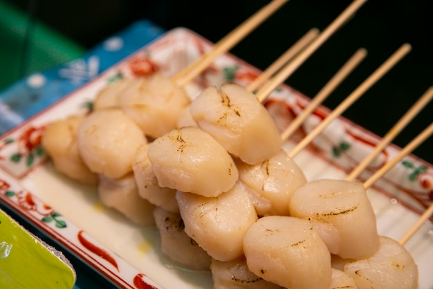 Foto cascabelas japonesas frescas en un puesto de mercado en el mercado de pescado de nishiki en kioto, japón