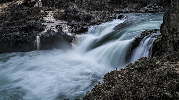 Cascada de acantilado con paisaje natural