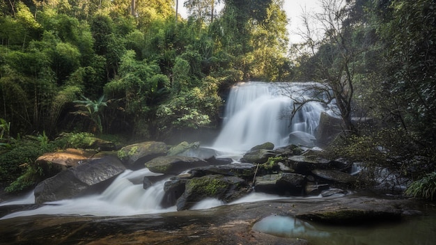 Cascada de acantilado de roca natural exótica