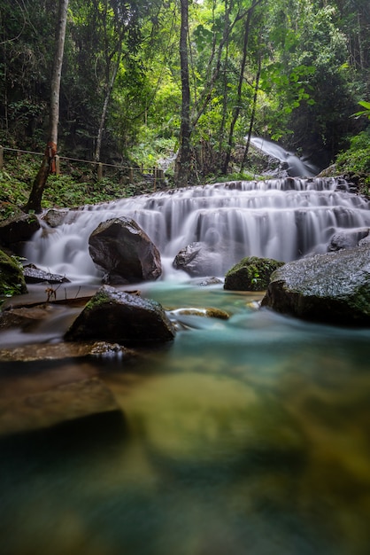 Foto cascada del acantilado de roca