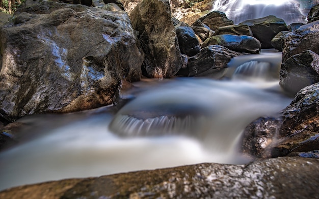 Cascada acantilado de roca