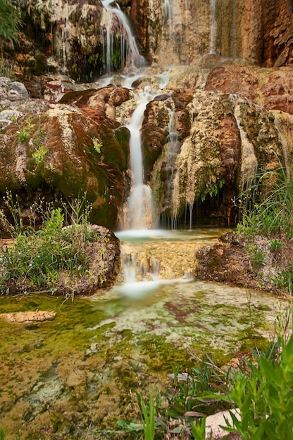 Cascada de agua termal en el acueducto natural de villanueva