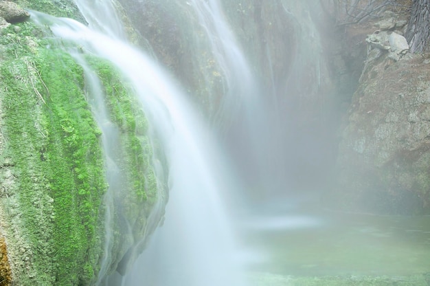 Cascada de agua termal en el acueducto natural de villanueva