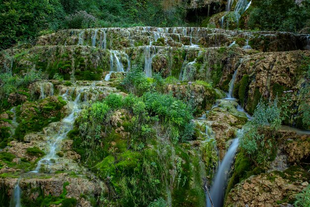 Cascada de agua turquesa en orbaneja del castillo