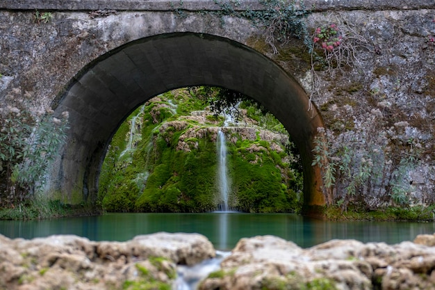 Cascada de agua turquesa en orbaneja del castillo
