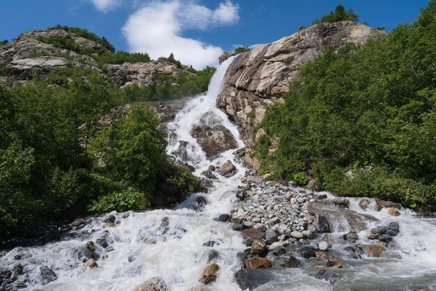 Foto la cascada de alibek en un soleado día de verano dombay karachaycherkessia rusia