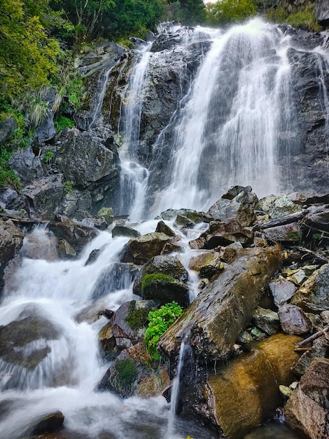 Una cascada en los Alpes del Tirol del Sur