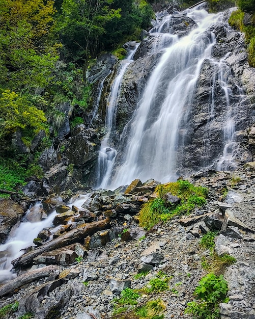 Una cascada en los Alpes del Tirol del Sur