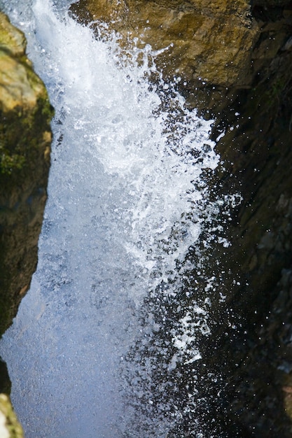 Cascada de alta montaña en el oscuro bosque de los Cárpatos salvajes