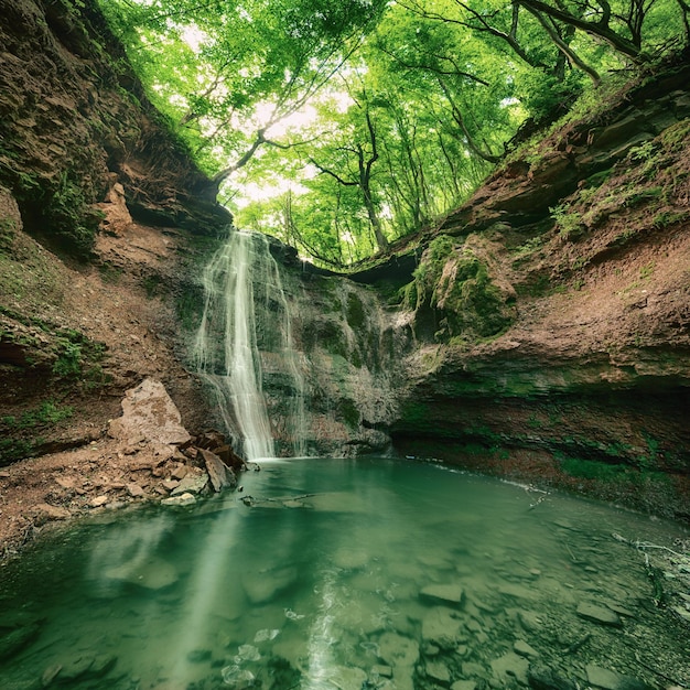 Cascada de alta montaña