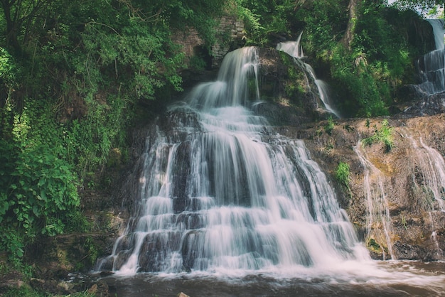 Cascada de alta montaña