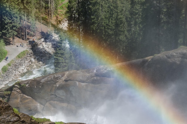 Cascada con arcoiris