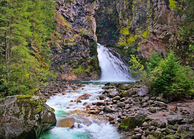 Cascada y arroyo en los Alpes italianos