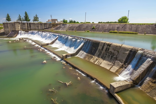 Cascada artificial en el río Bystrytsa en la ciudad de Ivano-Frankivsk, Ucrania