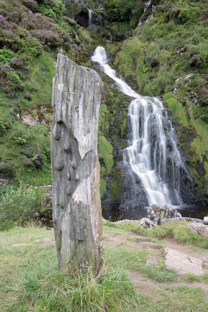 Cascada de Assaranca y poste de madera en Ardara Donegal, Irlanda