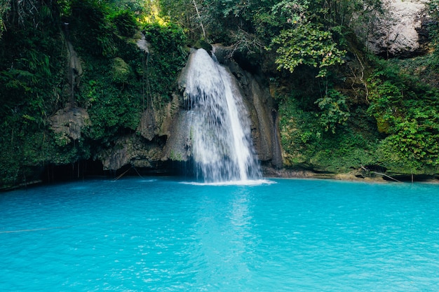 La cascada azul de Kawasan en Cebú. La atracción principal en la isla. Concepto sobre la naturaleza y los viajes por la pasión por los viajes.