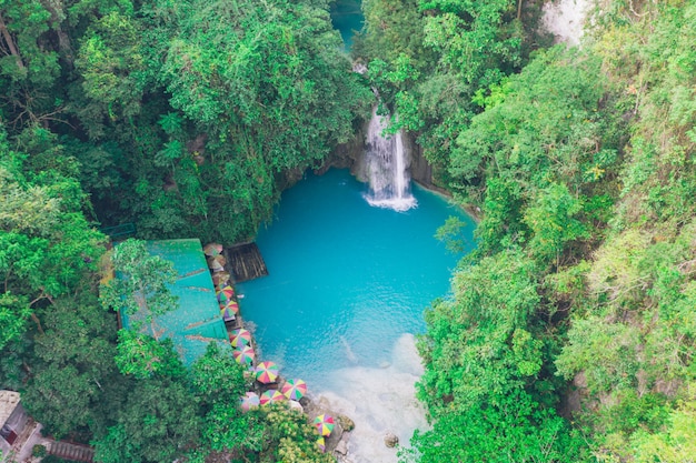 La cascada azul de Kawasan en Cebú. La atracción principal en la isla. Concepto sobre la naturaleza y los viajes por la pasión por los viajes.