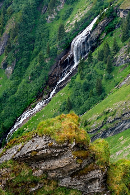 Cascada Bachlager y montaña Faulhorn desde GrindelwaldFirst GrindelwaldBern Canton Suiza