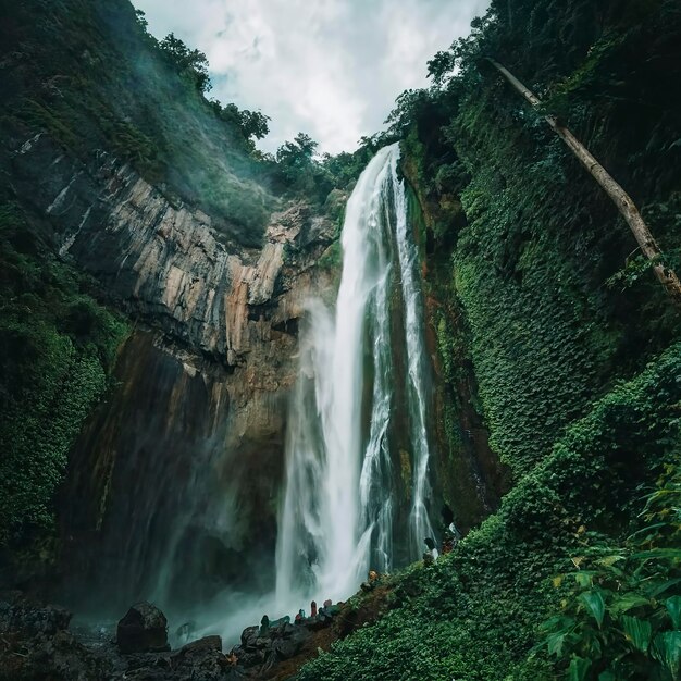 La cascada Blawan alrededor del cráter Kawa Ijen hermosa cascada escondida en la selva tropical