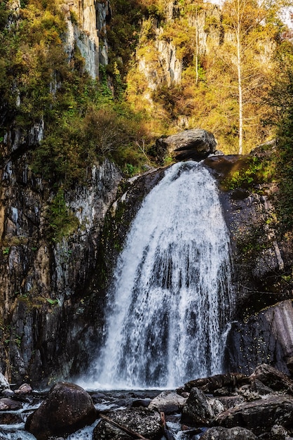 Cascada en el bosque de montaña de otoño Rusia Altai Korbu cascada