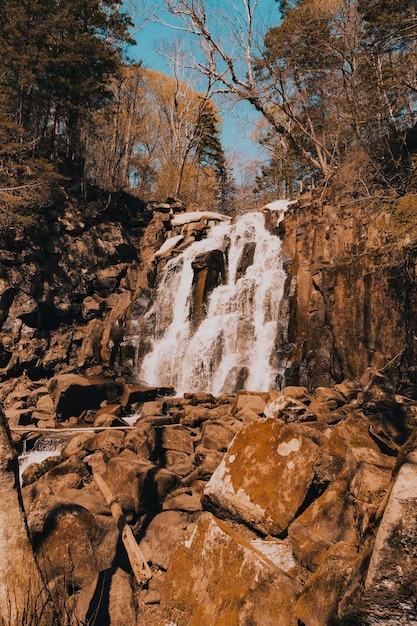 cascada en el bosque de otoño