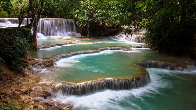 Cascada en el bosque, en el país de Laos