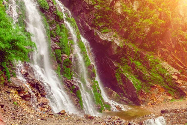 Cascada en el bosque profundo cerca.