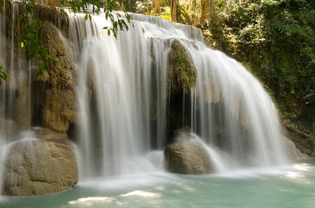 Cascada del bosque profundo en Kanchanaburi, Tailandia