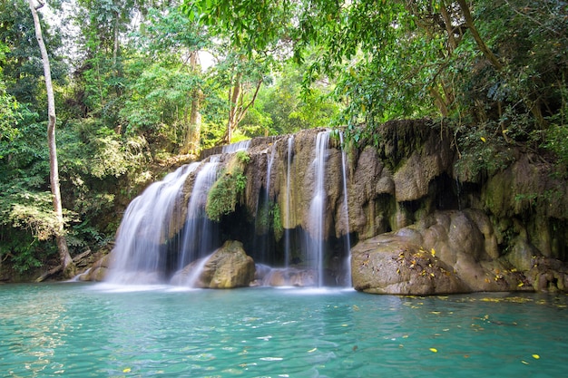 Cascada en el bosque tripical de Tailandia.