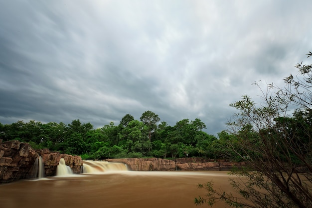 Cascada en el bosque tropical, al norte de Tailandia