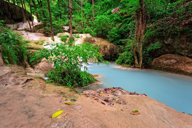 Cascada en el bosque tropical, al oeste de Tailandia