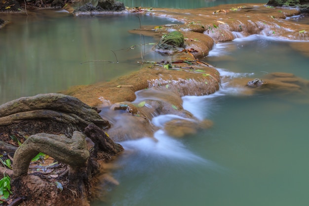 Cascada en el bosque tropical