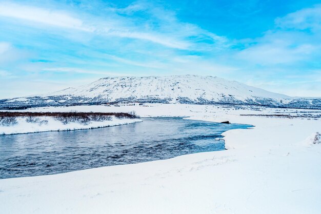 Cascada de Bruarfoss La 'cascada más azul de Islandia' El agua azul fluye sobre las piedras Invierno Islandia Visita Islandia montañas mágicas de invierno con río puro